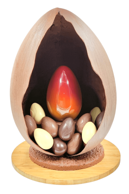 Gros œuf décoré et garni